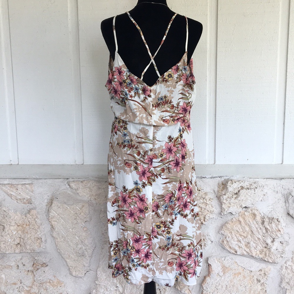Ivory floral Plus size ruffle wrap dress - Picture 6 of 8